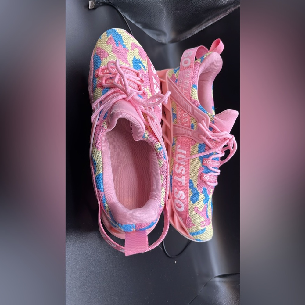 Just So So NWOT Sneakers - Picture 2 of 3